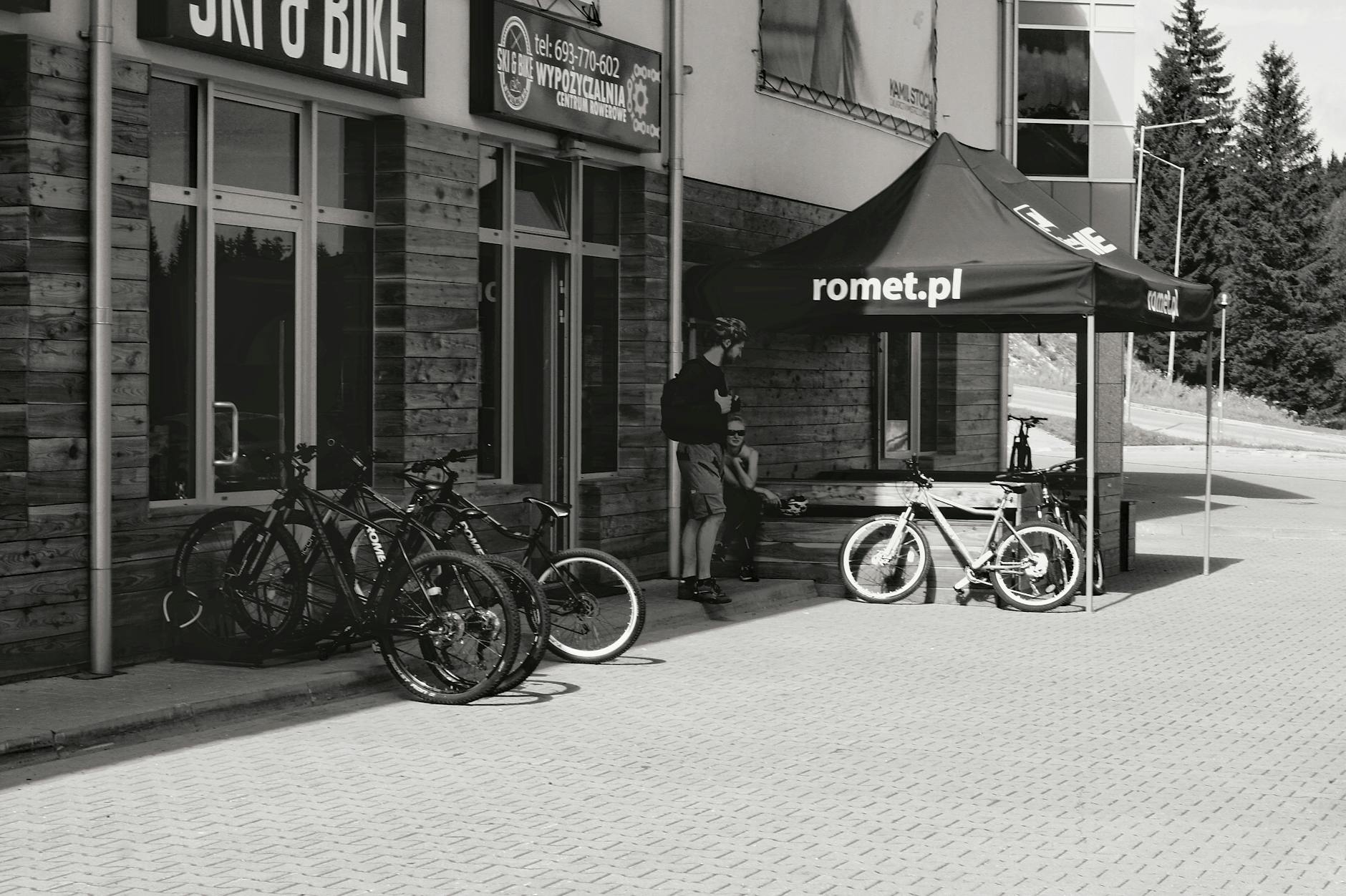 Malowniczy krajobraz Kudowy-Zdroju z widokiem na góry i zielone tereny